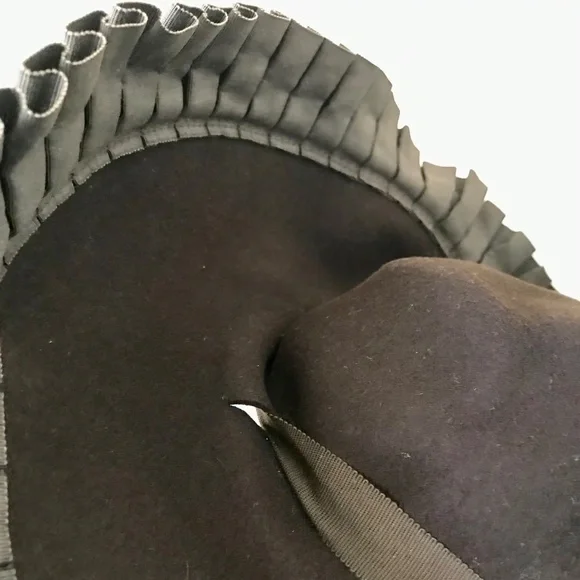 OUTSTANDING 1930s BROWN FELT HALO WIDE BRIM HAT WITH PLEATED GROSGRAIN EDGING